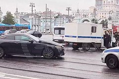 В центре Москвы полный автозак столкнулся с Mercedes-Benz директора бутик-отеля